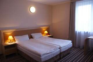 Отель Hotel Julian Щецин Двухместный номер с 1 кроватью или 2 отдельными кроватями-1