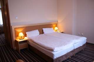 Отель Hotel Julian Щецин Двухместный номер с 1 кроватью или 2 отдельными кроватями-2